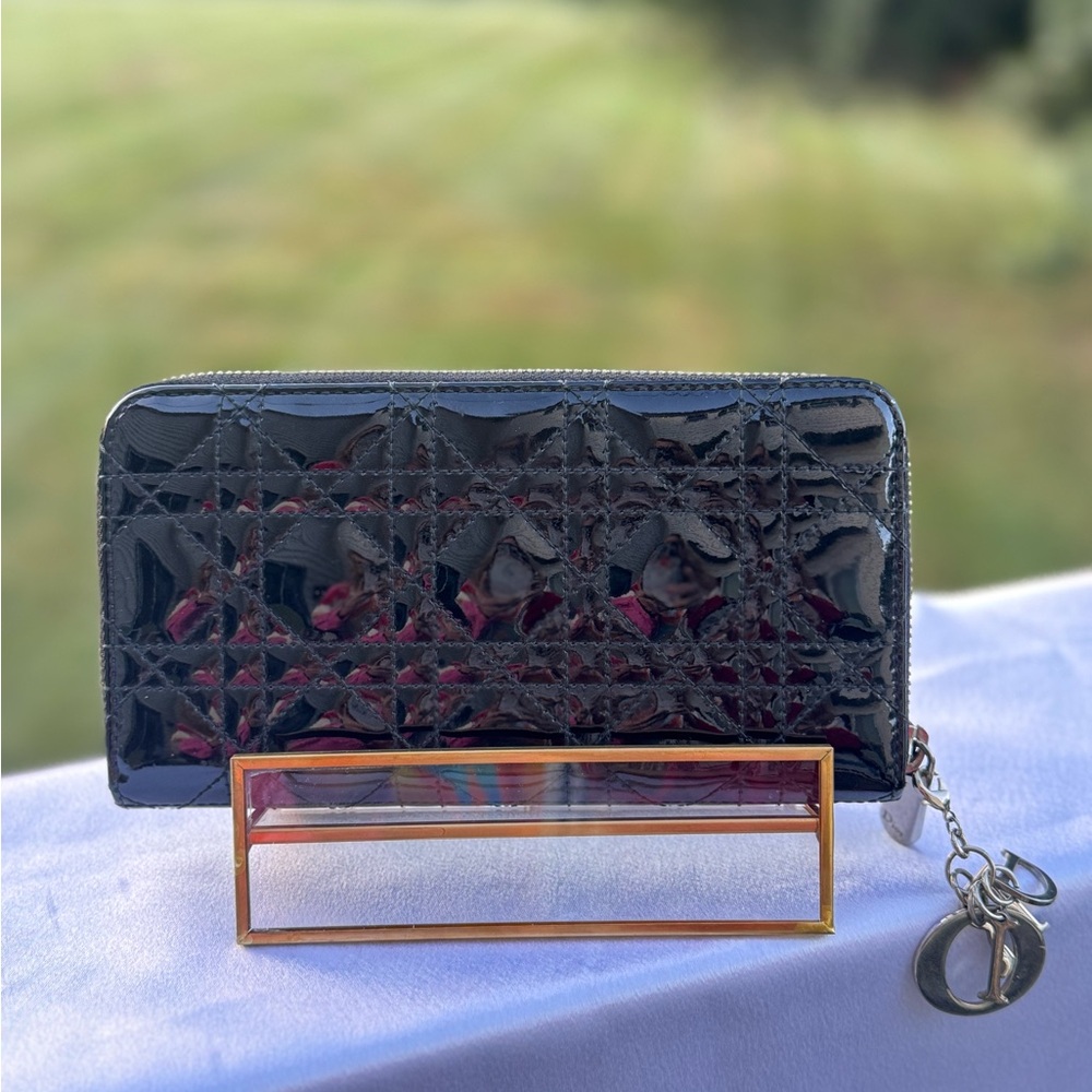 Christian Dior Cannage Patent Leather Zip-Around Wallet – Black
💎 PRISTINE